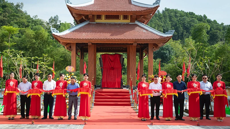 Lãnh đạo Báo Nhân Dân và tỉnh Thái Nguyên cắt băng khánh thành Nhà bia di tích tại xã Quy Kỳ, huyện Định Hóa, tỉnh Thái Nguyên.