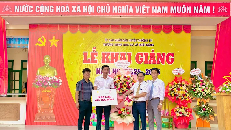 Đại diện Liên hiệp Hợp tác xã Liên minh Quốc gia Việt Nam phối hợp Công ty cổ phần Văn hóa đọc và học Việt Nam-Sàn Văn hóa học và học Việt Nam trao tặng quà cho nhà trường.