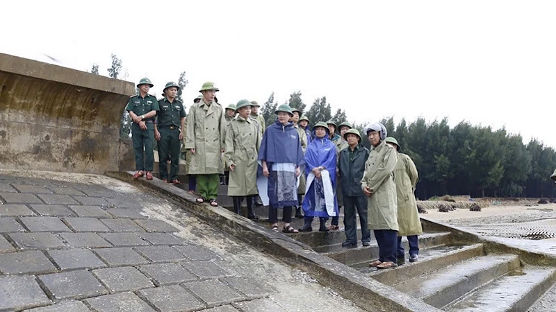 Chủ tịch Ủy ban nhân dân tỉnh Thanh Hóa cùng các thành viên đoàn công tác kiểm tra điểm bờ biển xung yếu ở xã Hoằng Trường, huyện Hoằng Hóa.