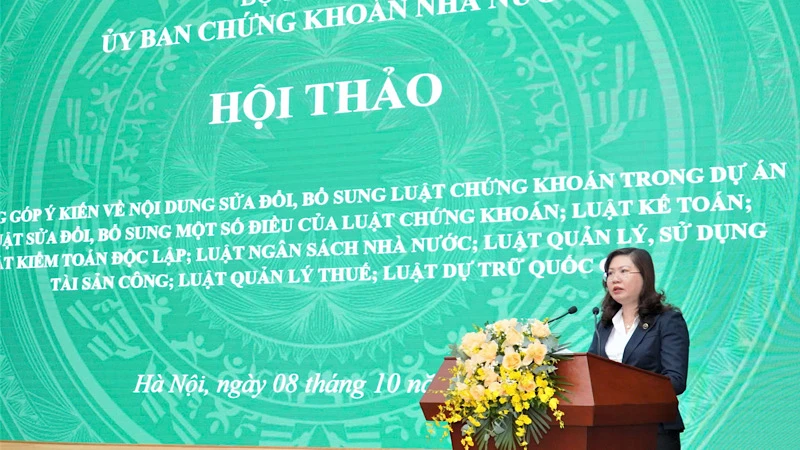 Chủ tịch Ủy ban Chứng khoán Nhà nước Vũ Thị Chân Phương phát biểu tại hội thảo.