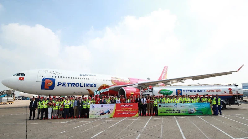 Chiếc máy bay được nạp nhiên liệu hàng không bền vững-Sustainable Aviation Fuel.