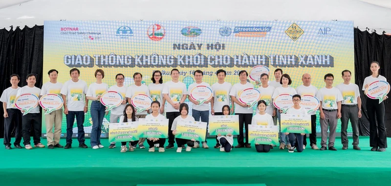 Đại biểu và Hoa hậu Liên lục địa 2022 Lê Nguyễn Bảo Ngọc trao tặng giải thưởng cuộc thi Những tấm ảnh biết nói cho các học sinh.