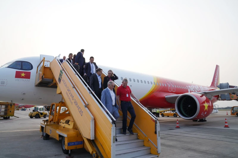 Phó Tổng Giám đốc Vietjet Michael Hickey đón đoàn công tác của Bộ trưởng Thương mại và Du lịch Australia, Thượng nghị sĩ Don Farrell tại sân bay Tân Sơn Nhất.