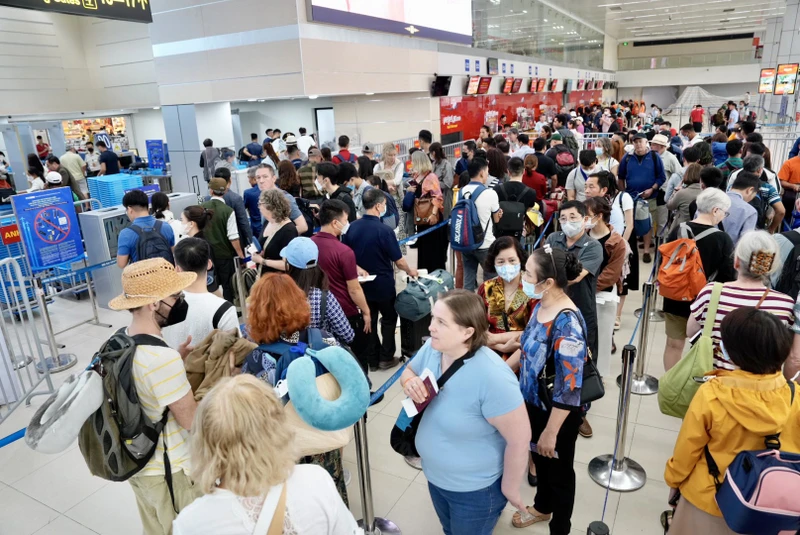 Số lượng khách qua sân bay Nội Bài dịp 30/4 tăng 20%