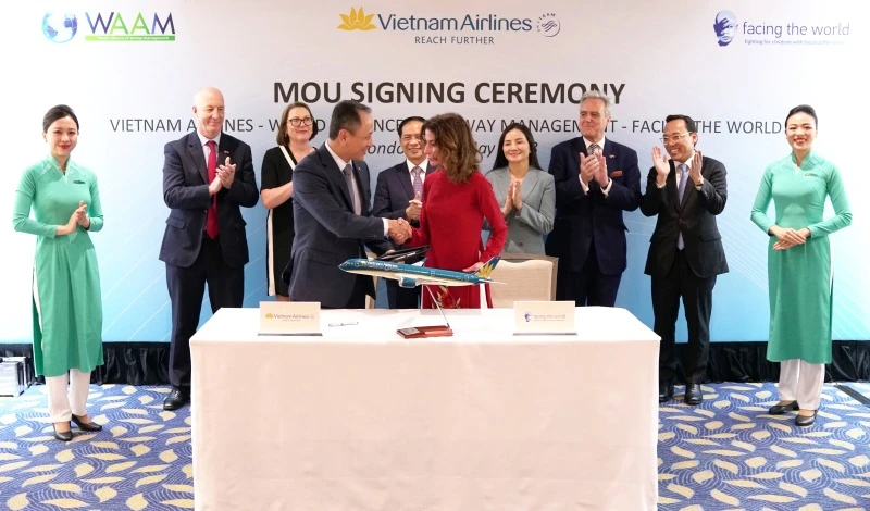 Ông Lê Hồng Hà - Tổng Giám đốc Vietnam Airlines và Bà Katrin Kandel - Tổng giám đốc Tổ chức Facing The World ký và trao đổi biên bản ghi nhớ hợp tác.