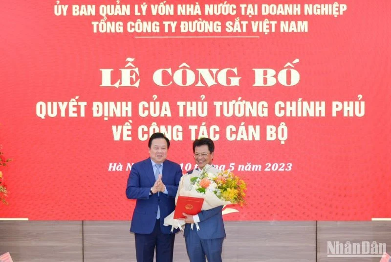 Chủ tịch Ủy ban Quản lý vốn Nhà nước tại doanh nghiệp Nguyễn Hoàng Anh tặng hoa chúc mừng tân Chủ tịch Hội đồng thành viên VNR Đặng Sỹ Mạnh.