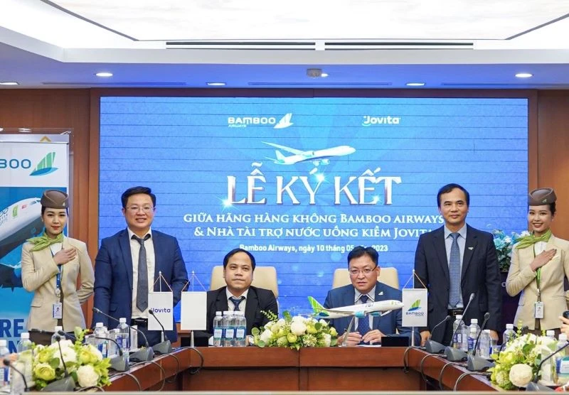 Ông Hoàng Anh Tuấn, Chủ tịch Jovita và ông Trương Phương Thành, Phó Tổng Giám đốc Bamboo Airways ký thỏa thuận hợp tác chiến lược.
