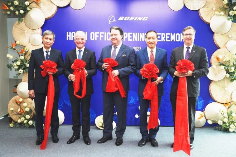Các đại biểu khánh thành văn phòng thường trực của Boeing tại Hà Nội.