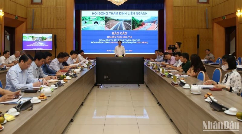 Quang cảnh cuộc họp thẩm định báo cáo nghiên cứu khả thi dự án cao tốc Đồng Đăng-Trà Lĩnh.