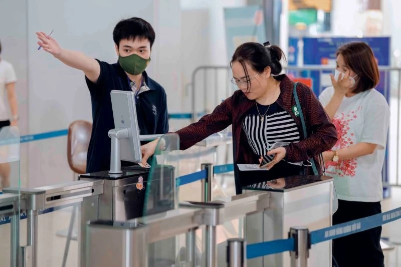 Thí điểm xác thực sinh trắc học với hành khách tại sân bay Phú Bài