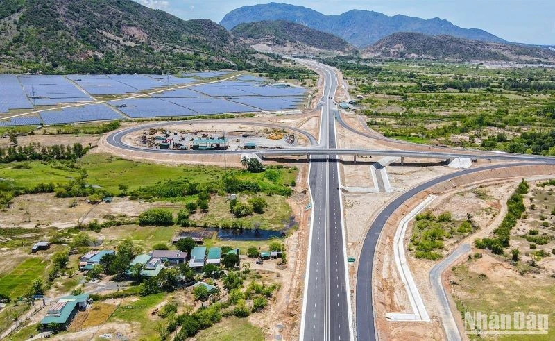 Nút giao thuộc dự án cao tốc Nha Trang-Cam Lâm vừa được đưa vào khai thác ngày 19/5 vừa qua.