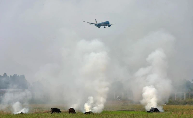 Bà con sau mỗi vụ thu hoạch lúa, để lại rơm rạ trên đồng sau đó đốt, gây khói mù quanh khu vực sân bay, ảnh hưởng tầm nhìn của phi công. 