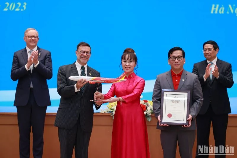 Chủ tịch Hội đồng quản trị Vietjet Nguyễn Thị Phương Thảo, Tổng giám đốc Vietjet Đinh Việt Phương (áo Tshirt đỏ, vest xám) nhận Chứng nhận mở đường bay mới Thành phố Hồ Chí Minh-Brisbane trước sự chứng kiến của Thủ tướng Phạm Minh Chính và Thủ tướng Australia Anthony Albanese.