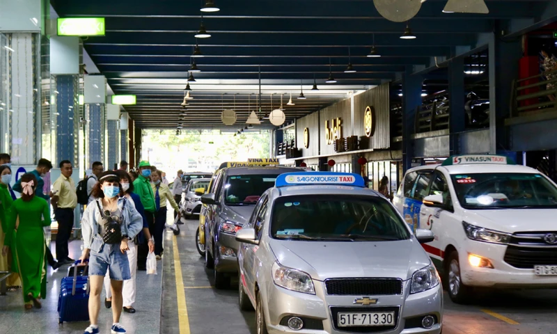 Xử lý nạn taxi “dù” tại sân bay Tân Sơn Nhất