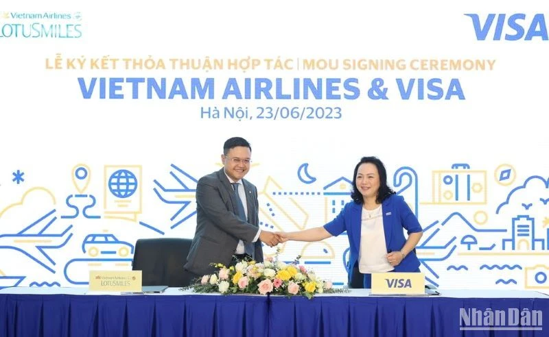 Ông Nguyễn Sỹ Thành, Giám đốc Trung tâm Bông Sen Vàng Vietnam Airlines và Bà Đặng Tuyết Dung, Giám đốc Visa Việt Nam và Lào ký và trao đổi biên bản hợp tác.