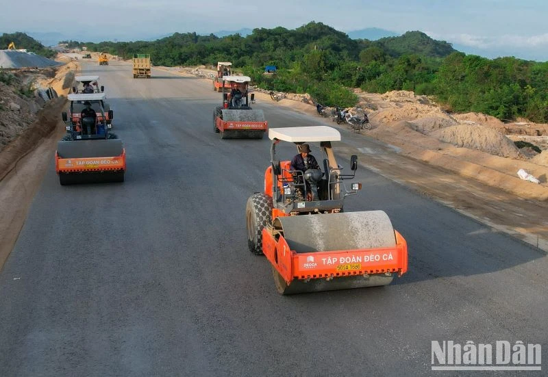 Thi công dự án đường cao tốc bắc-nam, đoạn Cam Lâm-Vĩnh Hảo.