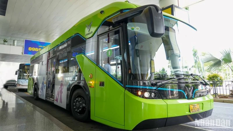 Xe bus điện nối chuyến tại Nội Bài có logo NIA và màu xanh nhận diện.