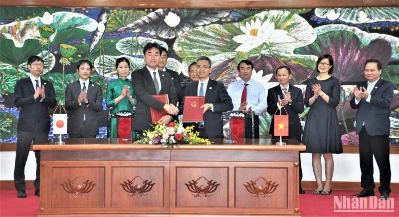 Đại diện hai bên Việt Nam-Nhật Bản trao 3 thỏa thuận vay ODA, tổng trị giá gần 61 tỷ yên.