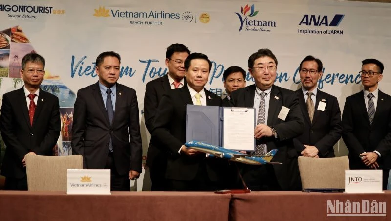 Vietnam Airlines và Cơ quan xúc tiến du lịch Nhật Bản (JNTO) ký hợp tác nhằm thúc đẩy du lịch giữa hai nước.