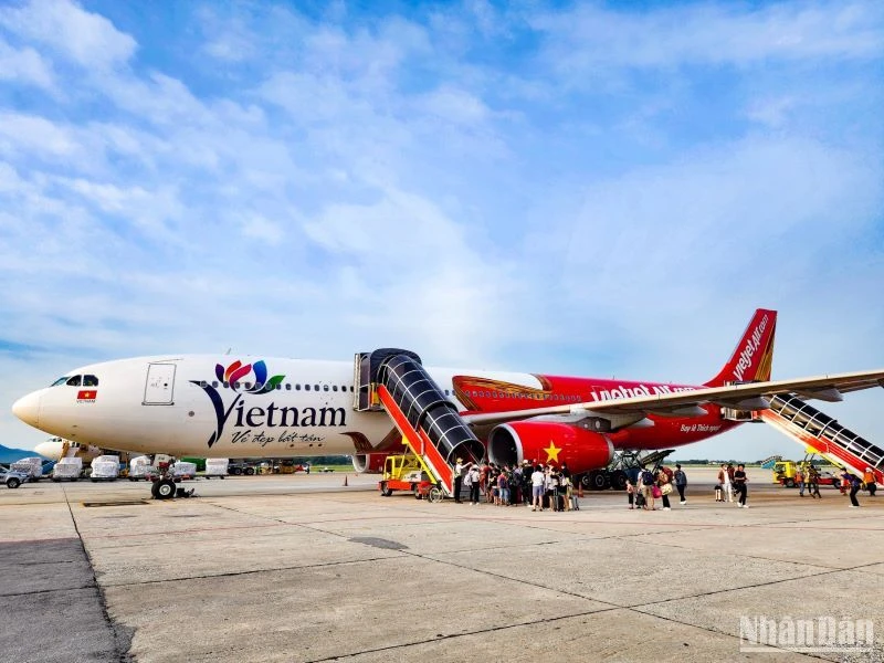 Biểu tượng du lịch Việt Nam trên thân máy bay A330 của Vietjet.