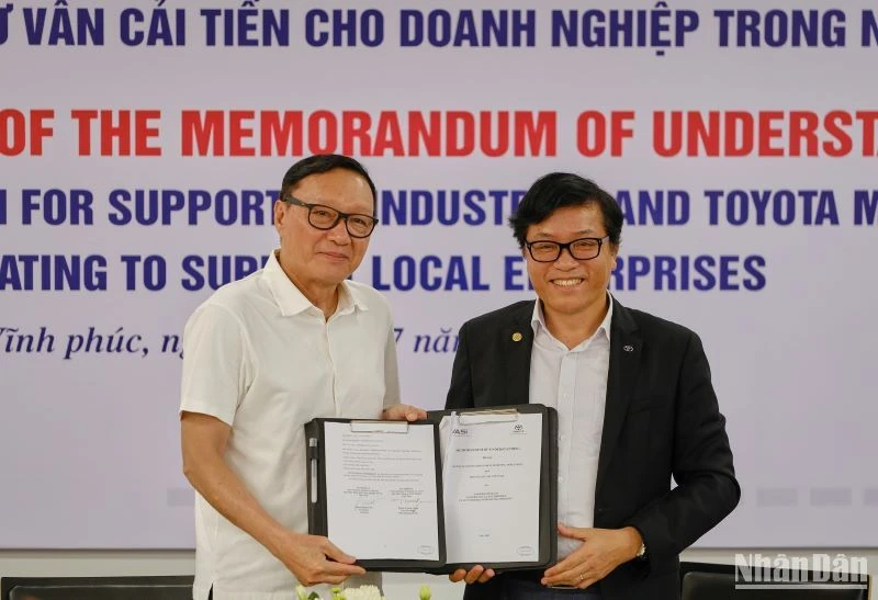 Đại diện lãnh đạo Công ty ô-tô Toyota Việt Nam và Hiệp hội Công nghiệp hỗ trợ Việt Nam ký Biên bản ghi nhớ hỗ trợ doanh nghiệp hỗ trợ ô-tô.