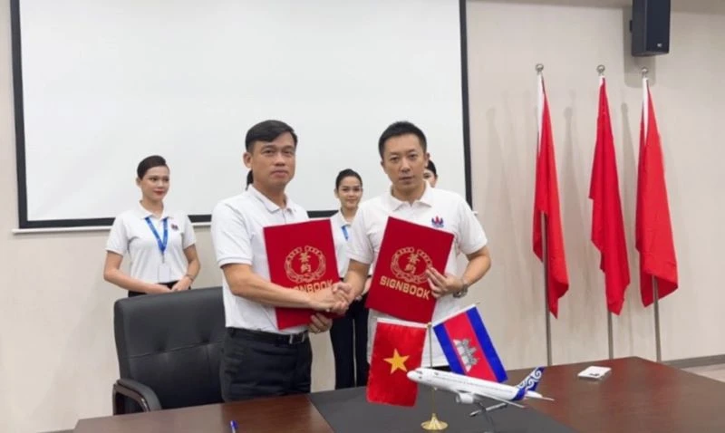 Ban lãnh đạo hãng Vietravel Airlines và Ban lãnh đạo hãng Cambodia Airways ký hợp đồng thuê tàu bay mới.