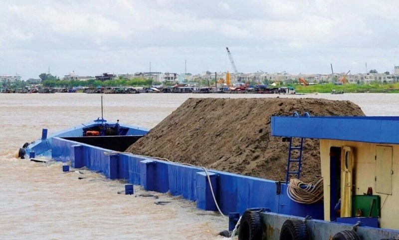 Khai thác cát trên sông Tiền, sông Hậu làm nguồn vật liệu cung cấp cho các dự án cao tốc trong khu vực.