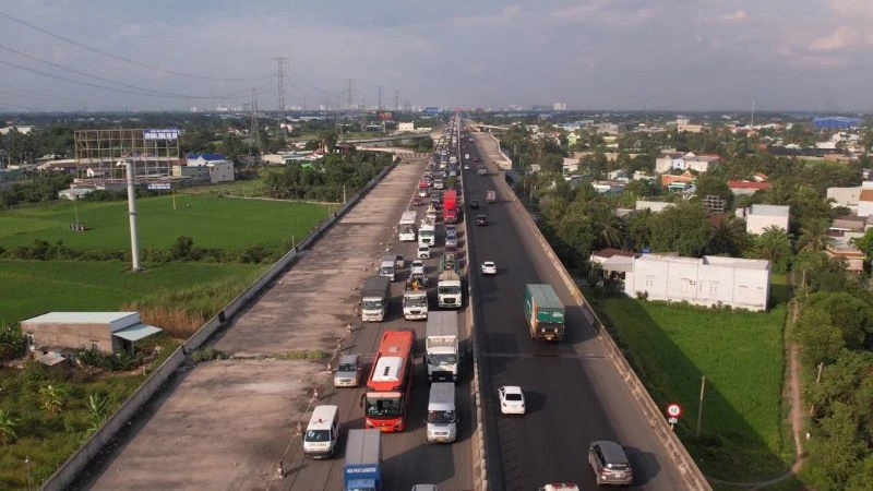 Cao tốc Thành phố Hồ Chí Minh-Trung Lương sau hơn 12 năm khai thác, hiện mỗi ngày có khoảng 52 nghìn lượt xe lưu thông, thường xuyên ùn tắc và hay xảy ra tai nạn giao thông. 