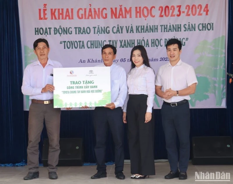 Chương trình Toyota chung tay xanh hóa học đường năm 2023 trao tặng cây cảnh quan và sân chơi cho trường Tiểu học An Khánh.