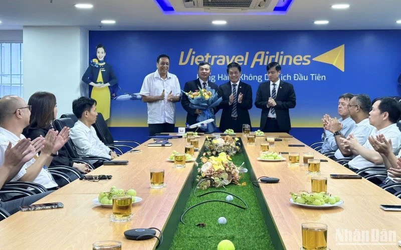 Ban Lãnh đạo Vietravel Airlines chúc mừng ông Lê Tiến Dũng giữ cương vị Phó Tổng Giám đốc.