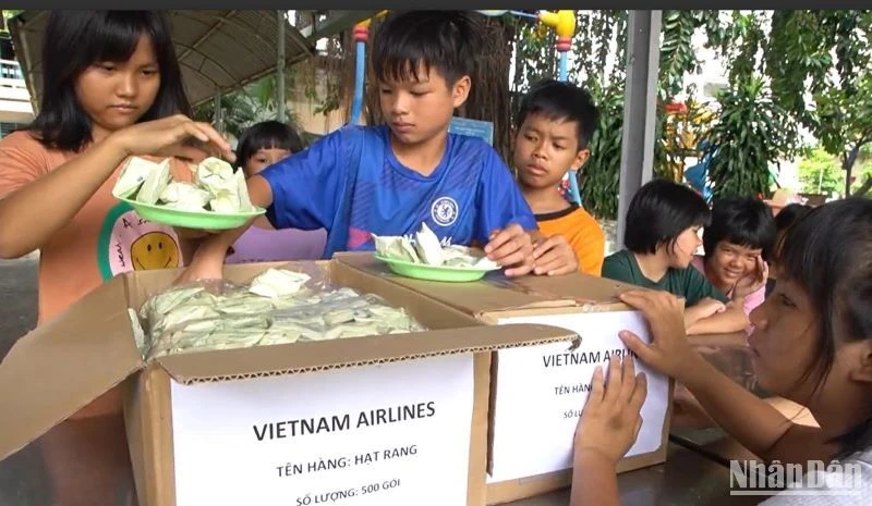 Gần đây, những suất ăn của Vietnam Airlines được VietHarvest trao tặng tới Trung tâm Công tác xã hội-Giáo dục dạy nghề thiếu niên Thành phố Hồ Chí Minh.