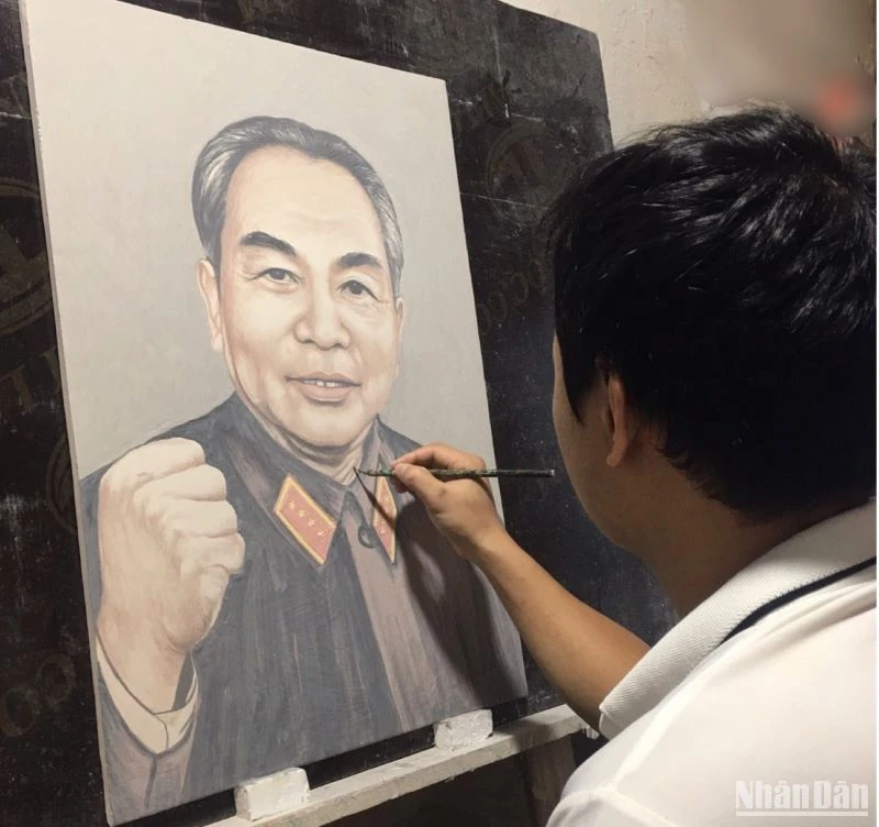 Nghệ nhân Bùi Văn Bến say sưa vẽ tranh chân dung Đại tướng Võ Nguyên Giáp trên nền sứ.