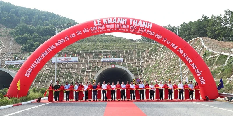 Phó Thủ tướng Trần Hồng Hà cùng các đại biểu cắt băng khánh thành 2 dự án cao tốc.