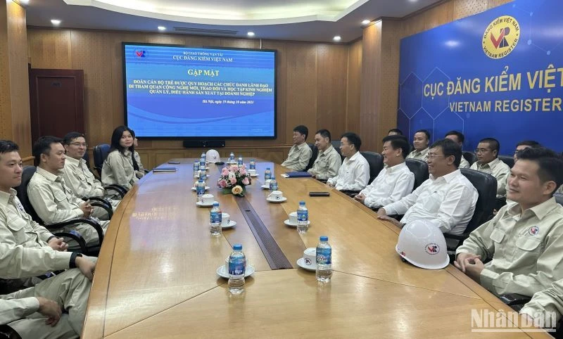 Lãnh đạo Cục Đăng kiểm Việt Nam gặp gỡ đoàn cán bộ trẻ được quy hoạch các chức danh quản lý.