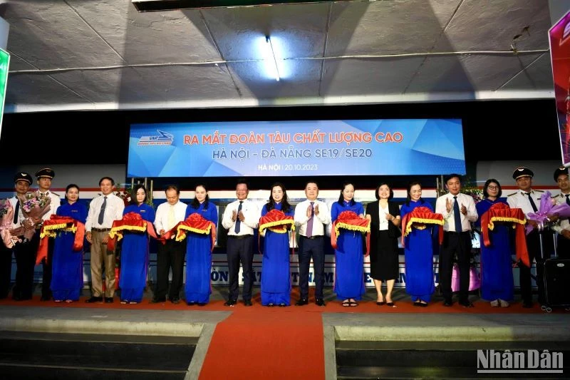 Tổng Công ty Đường sắt Việt Nam ra mắt, đưa vào khai thác đoàn tàu chất lượng cao Hà Nội-Đà Nẵng SE19/20.