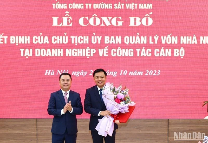 Phó Chủ tịch Ủy ban Quản lý vốn Nhà nước tại doanh nghiệp Nguyễn Ngọc Cảnh trao quyết định bổ nhiệm cho ông Hoàng Gia Khánh, tân Tổng Giám đốc Tổng công ty Đường sắt Việt Nam.