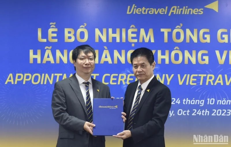 Ông Nguyễn Quốc Kỳ, Chủ tịch Hội đồng quản trị Vietravel Airlines (phải) trao quyết định bổ nhiệm cho ông Nguyễn Minh Hải, tân Tổng Giám đốc Vietravel Airlines.