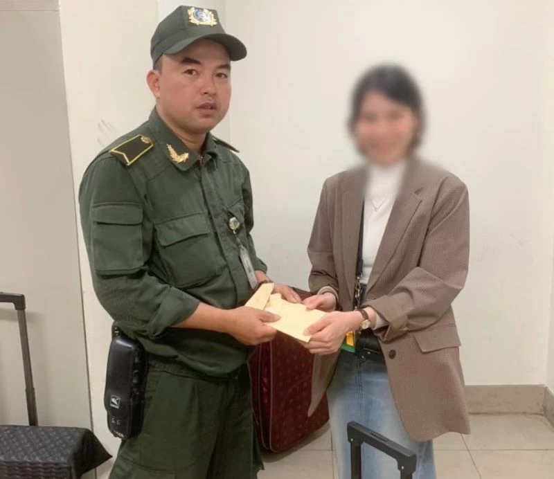 Anh Kiều Huy Hùng trao trả chiếc valy cùng với số tiền gần 50 triệu đồng cho chị Nguyễn Thị H.