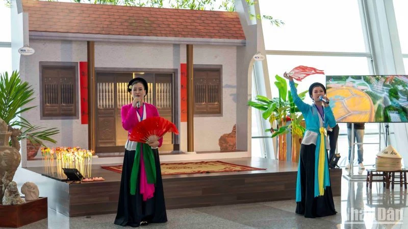 Các nghệ sĩ biểu diễn hát chèo tại Tuần lễ văn hóa "Hương sắc Hà Nội".