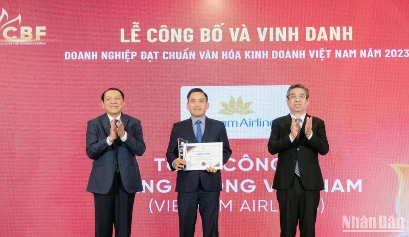 Ông Nguyễn Thế Bảo, Phó Tổng Giám đốc Vietnam Airlines, đại diện cho Vietnam Airlines nhận giải “Doanh nghiệp đạt chuẩn văn hóa kinh doanh Việt Nam".