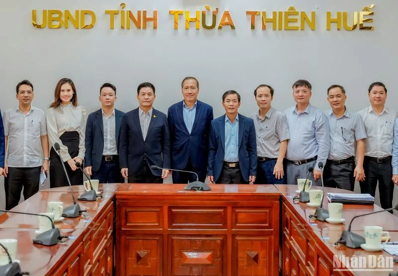 Đại diện Tập đoàn Vietravel, Boeing Việt Nam và lãnh đạo tỉnh Thừa Thiên Huế bàn phương án nghiên cứu xây dựng cơ sở bảo dưỡng, đào tạo, sửa chữa tàu bay.