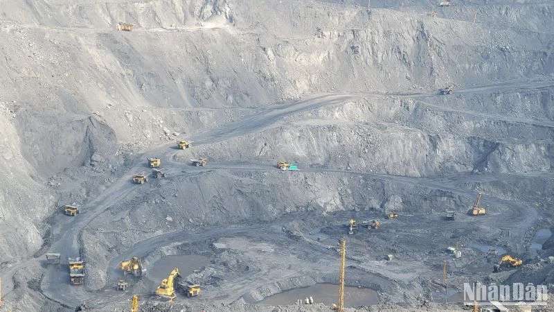 Sản xuất than nguyên khai tại mỏ Đèo Nai.