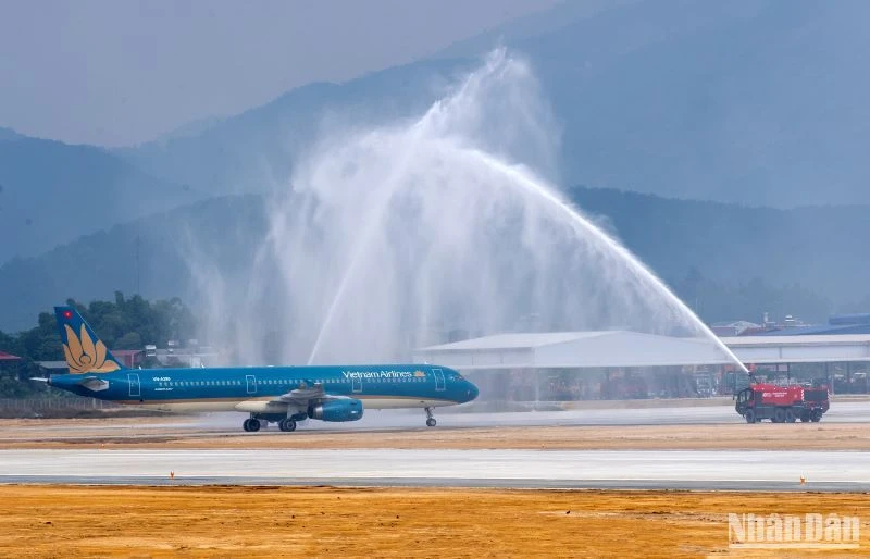 Nghi thức phun vòi rồng chào đón chuyến bay.