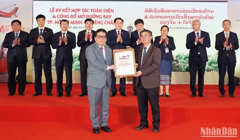 Tổng giám đốc Vietjet Đinh Việt Phương (trái) nhận Chứng nhận mở đường bay Thành phố Hồ Chí Minh-Viêng Chăn từ ông Bounteng Symoon – Phó Tổng Cục trưởng Cục Hàng không Dân dụng Lào.