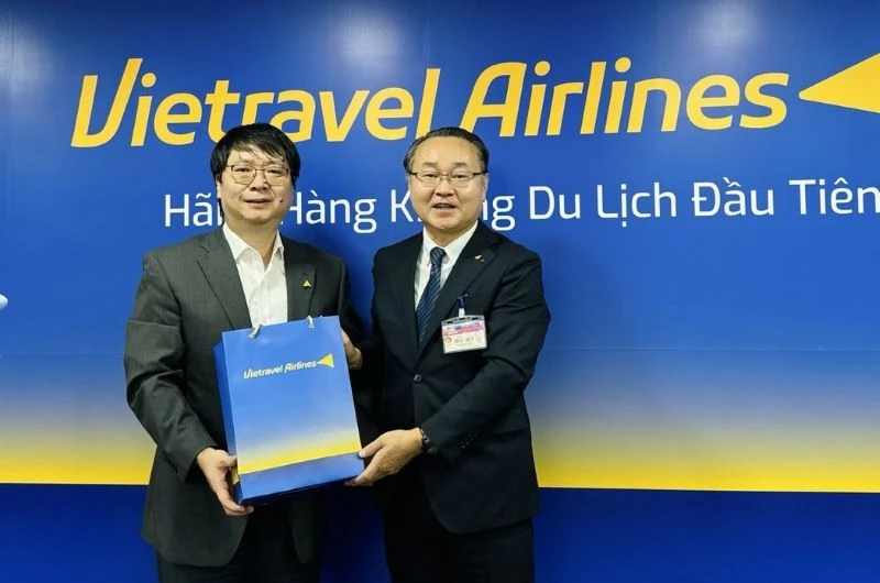 Đại diện lãnh đạo Vietravel Airlines đón tiếp đoàn khách mời đại diện 2 tỉnh Kagawa và Fukushima (Nhật Bản).
