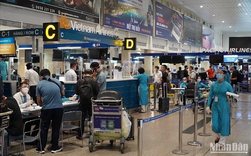 Hành khách làm thủ tục chuyến bay tại Cảng hàng không quốc tế Tân Sơn Nhất.