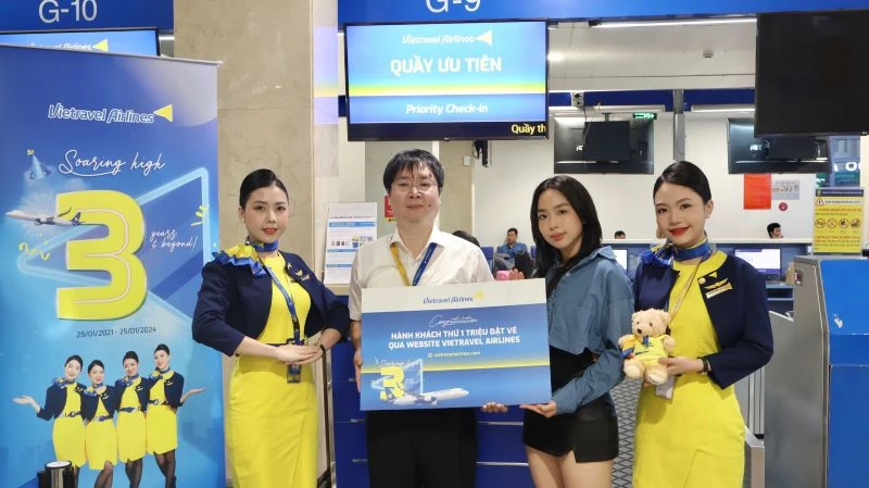 Ông Nguyễn Minh Hải, Tổng Giám đốc Vietravel Airlines nhận biểu trưng chúc mừng hãng đạt 1 triệu hành khách đặt chỗ qua website.