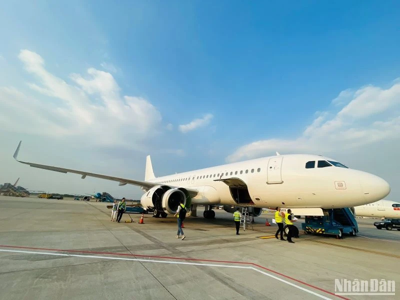 Chiếc máy bay bổ sung đầu tiên hạ cánh tại sân bay Tân Sơn Nhất vào chiều 25/1, được kiểm tra đánh giá tình trạng khai thác.