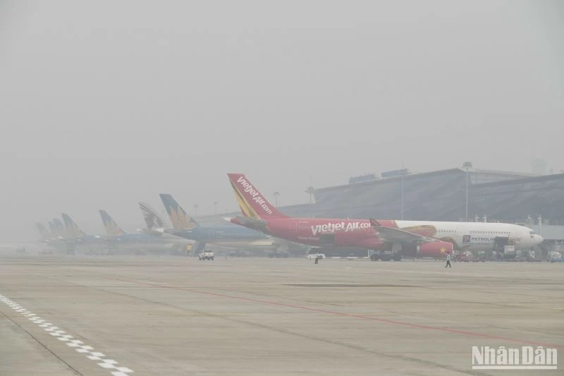 Sương mù dày đặc khiến nhiều chuyến bay không thể cất/hạ cánh tại sân bay Nội Bài.
