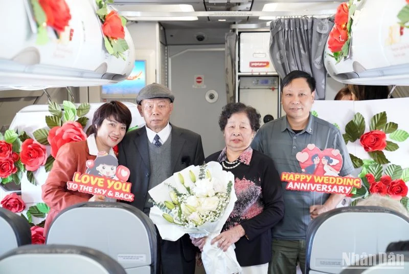 Ông Sơn và bà Long trao nhau bó hoa mừng kỷ niệm 57 năm ngày cưới.